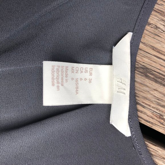 SALE! H&M Gray Drapy Crepped V-neck Blouse - Picture 3 of 4